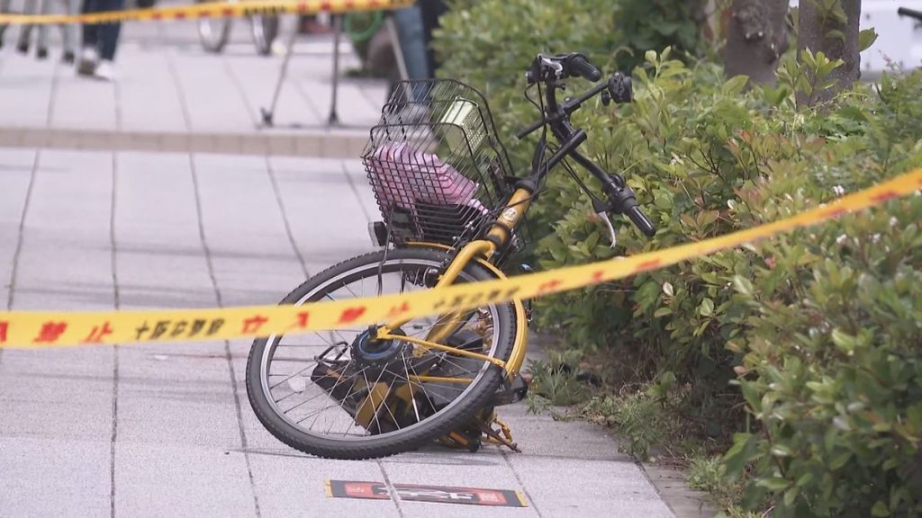 人転落、下にいた男性と2人重体か 自転車巻き込まれ
