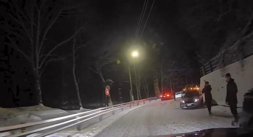 【速報】雪の道志みちで「スタック祭り」開催！冬の国道413号線が大渋滞・立ち往生に