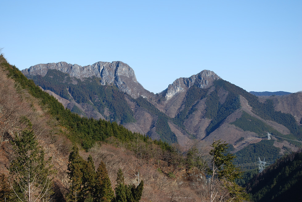 埼玉県 女性死亡事故 岩壁500m転落 山頂道発見 親族通報詳細