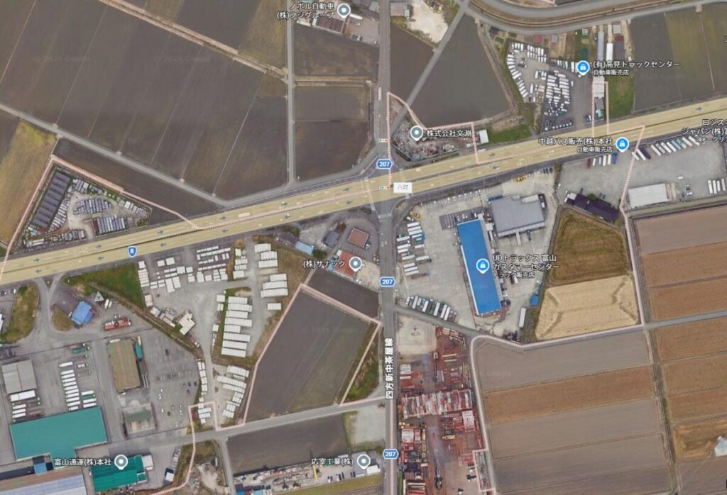 富山市八町の国道8号交差点