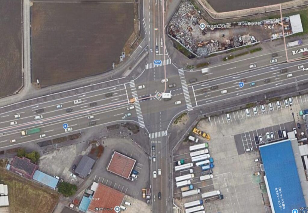 富山市八町の国道8号交差点