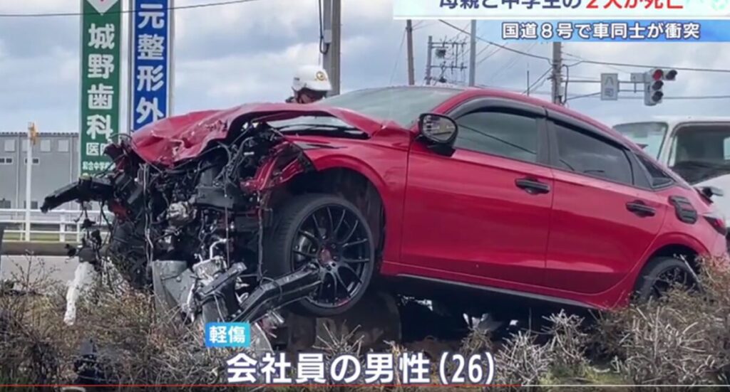 富山市で発生した車2台による死亡事故について報じています 。 事故の詳細は以下の通りです。 発生日時・場所：3月7日の午前5時半ごろ、富山市八町の国道8号交差点で発生しました 。 事故の状況：富山市中心部から高岡方面へ進行中だった乗用車と、右から来た軽乗用車が衝突しました 。 被害の状況：この事故で計3人が救急搬送され、軽乗用車を運転していた38歳の母親（会社員）と、同乗していた14歳の中学生の息子の2人が死亡しました 。母親は頭部の外傷で午前8時26分に、息子は首の骨を折るなどして午前6時51分に死亡が確認されています 。乗用車を運転していた26歳の男性（会社員）は軽傷でした 。 現在、警察が詳しい事故の原因を調べています 。