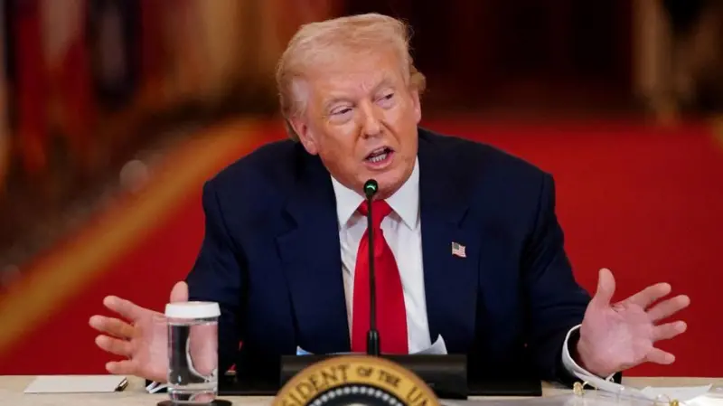 現在のところ、イランが**降伏へ向かっているとは言えない状況**です。米国はイランの無条件降伏を強く求めていますが、イラン側は徹底抗戦の構えを見せており、事態は泥沼化の様相を呈しています。 ソースに基づく現在の状況は以下の通りです。 **1. 米国による「無条件降伏」の要求** 米国のトランプ大統領は、イランとの合意は「無条件降伏以外あり得ない」と主張しており、当面は停戦協議に応じない考えを示唆しています。無条件降伏の意味について、イランを「もはや戦えなくなる状態」に追い込むことだと説明し、イランの軍事力を完全に破壊するまで戦闘を続ける可能性にも言及しています。また、トランプ大統領は軍事攻撃と並行して、イラン国民に対し「作戦が終わったら政府を掌握せよ」と呼びかけ、体制転換（政権転覆）を促しています。 **2. イラン側の徹底抗戦** 一方のイラン側は、降伏を明確に拒否しています。イランのペゼシュキヤーン大統領は、米国とイスラエルに対して「イラン国民の無条件降伏という願望を墓場まで持っていくことになる」と徹底抗戦を主張しました。 **3. 指導部を失っても続く反撃** 米国とイスラエルの攻撃によって、イランの最高指導者アリー・ハメネイ師や軍の多数の幹部が死亡し、イラン指導部は壊滅的な打撃を受けました。しかし、イランはペゼシュキヤーン大統領らによる「臨時指導評議会」を直ちに発足させて体制を維持し、中東各地（バーレーン、カタール、クウェート、UAEなど）の米軍駐留基地に向けて報復のミサイル攻撃を実施して応戦しています。 さらに、イラン革命防衛隊は世界経済のエネルギー要衝である「ホルムズ海峡」の封鎖を宣言し、通過を試みる船舶を攻撃すると警告するなど、捨て身の反撃に出ています。 **4. 泥沼化・長期化の懸念** 当初、軍事力で圧倒する米国やイスラエルの攻撃によって早期にイランの軍事力が制圧され、イラン国民による親米体制への転換が起きるという楽観論もありました。しかし、イランが次々と報復措置を取り、権力の空白が生じたイラン国内でどのような後継体制が築かれるかも不透明であることから、軍事衝突が長期化・泥沼化する懸念が金融市場や国際社会で高まっています。