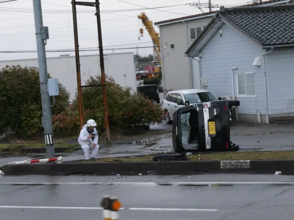 2026年3月7日朝、富山市八町の国道8号（国道八号）交差点で起きた交通事故に関する情報ですね。この事故では、普通乗用車を運転していた26歳の男性会社員（舟橋村在住）が軽傷を負いましたが、報道各社（チューリップテレビ、TBS、読売新聞など）では氏名は公表されていません。事故概要：乗用車（26歳男性運転）と軽乗用車が出会い頭に衝突。軽乗用車に乗っていた上田絵莉加さん（38歳）と息子の上田壮芽さん（14歳、中学生）の親子が死亡。 26歳男性は軽傷で済み、警察が事故原因（信号状況など）を調査中。 初期報道では被害者の身元確認中だったが、後に親子2人の氏名が判明。一方、乗用車側の26歳男性の名前はどの記事でも明かされていません（被害者・軽傷者のプライバシー配慮と思われます）。