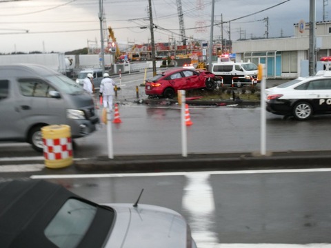 2026年3月7日朝、富山市八町の国道8号（国道八号）交差点で起きた交通事故に関する情報ですね。この事故では、普通乗用車を運転していた26歳の男性会社員（舟橋村在住）が軽傷を負いましたが、報道各社（チューリップテレビ、TBS、読売新聞など）では氏名は公表されていません。事故概要：乗用車（26歳男性運転）と軽乗用車が出会い頭に衝突。軽乗用車に乗っていた上田絵莉加さん（38歳）と息子の上田壮芽さん（14歳、中学生）の親子が死亡。 26歳男性は軽傷で済み、警察が事故原因（信号状況など）を調査中。 初期報道では被害者の身元確認中だったが、後に親子2人の氏名が判明。一方、乗用車側の26歳男性の名前はどの記事でも明かされていません（被害者・軽傷者のプライバシー配慮と思われます）。