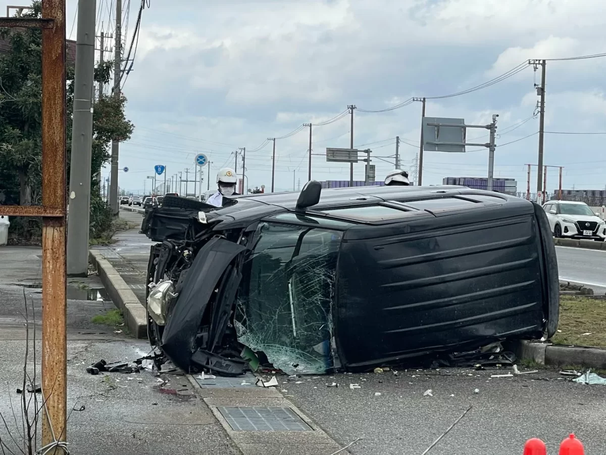 2026年3月7日朝、富山市八町の国道8号（国道八号）交差点で起きた交通事故に関する情報ですね。この事故では、普通乗用車を運転していた26歳の男性会社員（舟橋村在住）が軽傷を負いましたが、報道各社（チューリップテレビ、TBS、読売新聞など）では氏名は公表されていません。事故概要：乗用車（26歳男性運転）と軽乗用車が出会い頭に衝突。軽乗用車に乗っていた上田絵莉加さん（38歳）と息子の上田壮芽さん（14歳、中学生）の親子が死亡。 26歳男性は軽傷で済み、警察が事故原因（信号状況など）を調査中。 初期報道では被害者の身元確認中だったが、後に親子2人の氏名が判明。一方、乗用車側の26歳男性の名前はどの記事でも明かされていません（被害者・軽傷者のプライバシー配慮と思われます）。