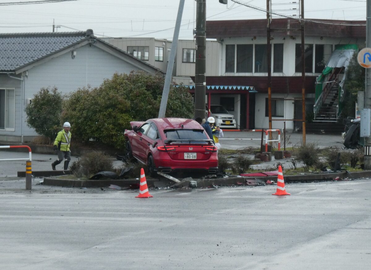 2026年3月7日朝、富山市八町の国道8号（国道八号）交差点で起きた交通事故に関する情報ですね。この事故では、普通乗用車を運転していた26歳の男性会社員（舟橋村在住）が軽傷を負いましたが、報道各社（チューリップテレビ、TBS、読売新聞など）では氏名は公表されていません。事故概要：乗用車（26歳男性運転）と軽乗用車が出会い頭に衝突。軽乗用車に乗っていた上田絵莉加さん（38歳）と息子の上田壮芽さん（14歳、中学生）の親子が死亡。 26歳男性は軽傷で済み、警察が事故原因（信号状況など）を調査中。 初期報道では被害者の身元確認中だったが、後に親子2人の氏名が判明。一方、乗用車側の26歳男性の名前はどの記事でも明かされていません（被害者・軽傷者のプライバシー配慮と思われます）。