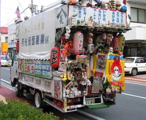 熊本で焼き芋トラックが燃えながら消防署へ到着
